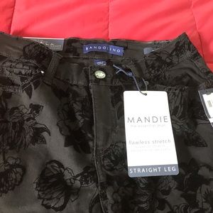 NWT Bandolino Mandie Size 6, black with flocking